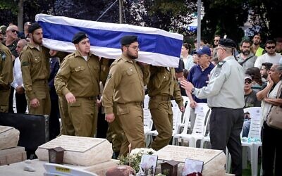 Des soldats transportent le cercueil du sergent Oz Daniel, dont le corps a été rapatrié de Gaza, au cimetière militaire de Kfar Saba, le 6 novembre 2025 (Crédit : Avshalom Sassoni/Flash90).