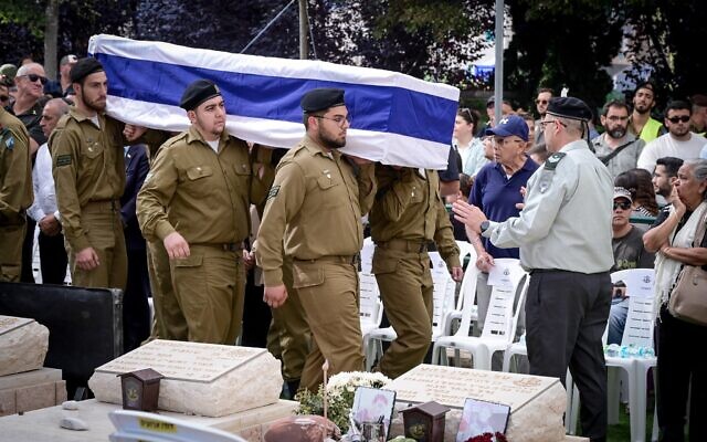 Des soldats transportent le cercueil du sergent Oz Daniel, dont le corps a été rapatrié de Gaza, au cimetière militaire de Kfar Saba, le 6 novembre 2025 (Crédit : Avshalom Sassoni/Flash90).
