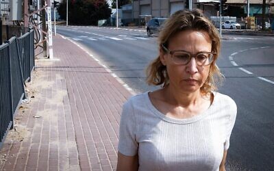 L'ancienne procureure- générale de l'armée israélienne, Yifat Tomer-Yerushalmi, est assignée à résidence à l'extérieur de la prison pour femmes de Neve Tirtza à Ramla, le 7 novembre 2025 (Crédit : Flash90)