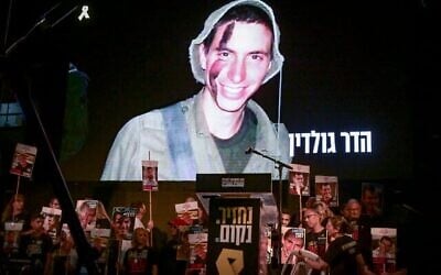 Une photo de feu le lieutenant Hadar Goldin est projetée sur un écran lors d'une manifestation sur la Place des Otages, à Tel Aviv, pour demander la libération des otages encore aux mains du Hamas, le 8 novembre 2025. (Crédit : Avshalom Sassoni/Flash90)
