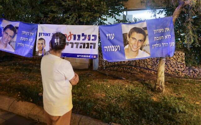 Des Israéliens se rassemblent devant la maison familiale du lieutenant Hadar Goldin, otage du Hamas assassiné, à Kfar Saba, le 8 novembre 2025. (Crédit: Tal Gal/Flash90)