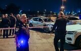 Les forces de sécurité israéliennes sur les lieux d'une fusillade au cours de laquelle un homme a été tué, à Tel Aviv, le 8 novembre 2025. (Crédit : Yehoshua Yosef/Flash90)