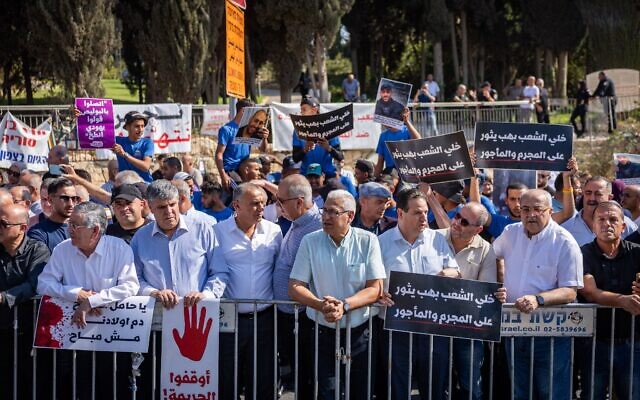 Des membres de la communauté arabe manifestent contre la violence dans leur communauté, devant le bureau du Premier ministre à Jérusalem, le 9 novembre 2025. (Crédit : Yonatan Sindel/Flash90) Des membres de la communauté arabe manifestent contre la violence dans leur communauté, devant le bureau du Premier ministre à Jérusalem, le 9 novembre 2025. (Crédit : Yonatan Sindel/Flash90)