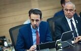 Le député Ariel Kallner lors d'une réunion de la commission de la Constitution, du droit et de la justice à la Knesset, le 10 novembre 2025. (Crédit : Yonatan Sindel/Flash90)