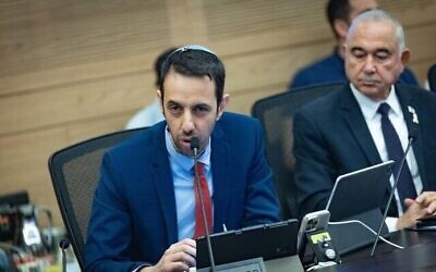 Le député Ariel Kallner lors d'une réunion de la commission de la Constitution, du droit et de la justice à la Knesset, le 10 novembre 2025. (Crédit : Yonatan Sindel/Flash90)
