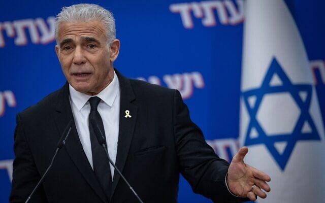 Le chef de l'opposition, le député Yair Lapid, préside une réunion du groupe parlementaire Yesh Atid à la Knesset à Jérusalem, le 10 novembre 2025. (Crédit : Yonatan Sindel/Flash90).