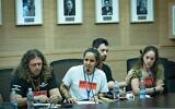 Des soldates combattantes parlant du syndrome de stress post-traumatique lors d'une réunion de la commission des Affaires étrangères et de la Défense, à la Knesset, à Jérusalem, le 10 novembre 2025. (Crédit : Yonatan Sindel/Flash90)
