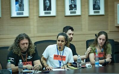 Des soldates combattantes parlant du syndrome de stress post-traumatique lors d'une réunion de la commission des Affaires étrangères et de la Défense, à la Knesset, à Jérusalem, le 10 novembre 2025. (Crédit : Yonatan Sindel/Flash90)