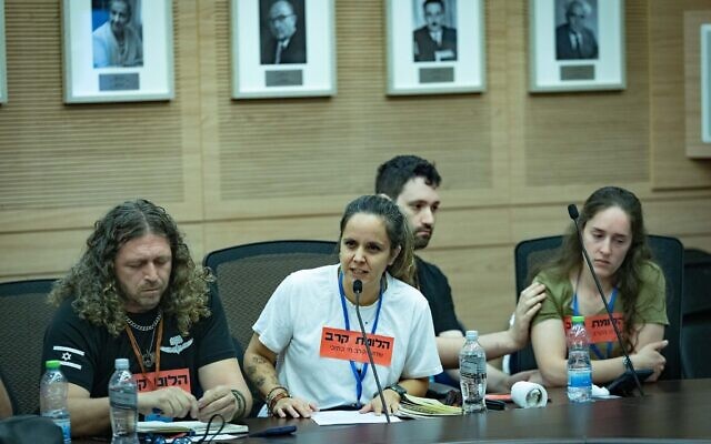 Des soldates combattantes parlant du syndrome de stress post-traumatique lors d'une réunion de la commission des Affaires étrangères et de la Défense, à la Knesset, à Jérusalem, le 10 novembre 2025. (Crédit : Yonatan Sindel/Flash90) Des soldates combattantes parlant du syndrome de stress post-traumatique lors d'une réunion de la commission des Affaires étrangères et de la Défense, à la Knesset, à Jérusalem, le 10 novembre 2025. (Crédit : Yonatan Sindel/Flash90)