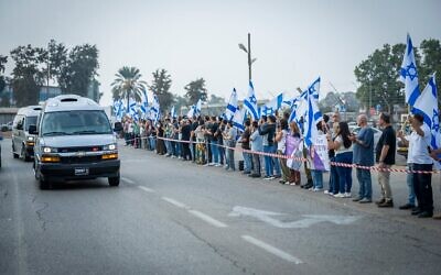 Des personnes rendant hommage au soldat Hadar Goldin lors de ses funérailles devant la base militaire de Shura, à Ramla, le 11 novembre 2025. (Crédit : Erik Marmor/Flash90)