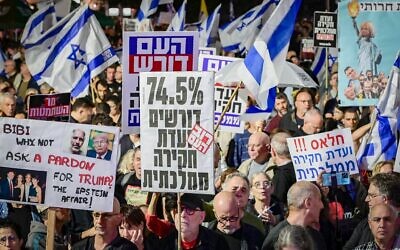 Des manifestants anti-gouvernement réclamant la création d'une commission d'enquête nationale sur le pogrom perpétré par le groupe terroriste palestinien du Hamas le 7 octobre 2023, sur la Place Habima à Tel Aviv, le 15 novembre 2025. (Crédit : Avshalom Sassoni/Flash90)