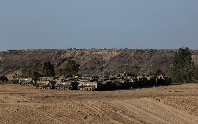 Une zone de rassemblement de l'armée israélienne près de la frontière avec la bande de Gaza, dans le sud d'Israël, le 17 novembre 2025 (Crédit : Tsafrir Abayov/Flash90)