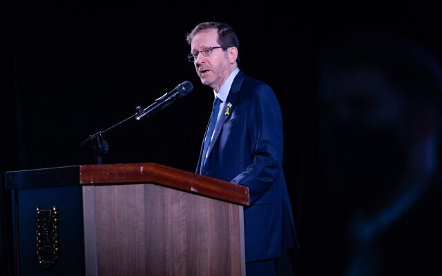Le président Isaac Herzog assiste à une conférence à Jérusalem, le 17 novembre 2025 (Crédit : Yonatan Sindel/Flash90)