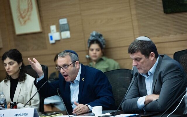 Le député Gilad Kariv réagit lors d'une réunion de la commission de la sécurité nationale à la Knesset, le 18 novembre 2025. (Crédit : Yonatan Sindel/Flash90)