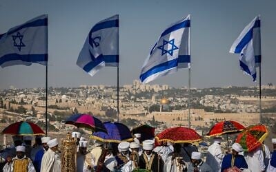 Des Juifs éthiopiens assistent à une cérémonie pour la fête du Sigd sur la promenade Armon Hanatziv qui domine la Vieille Ville de Jérusalem, le 20 novembre 2025. (Crédit : Yonatan Sindel/Flash90)