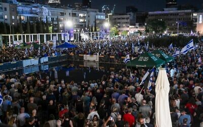 Des personnes participent à une manifestation pour réclamer la création d'une commission d'enquête nationale sur le massacre du 7 octobre 2023, sur la place Habima à Tel Aviv, le 22 novembre 2025. (Crédit : Avshalom Sassoni/Flash90)