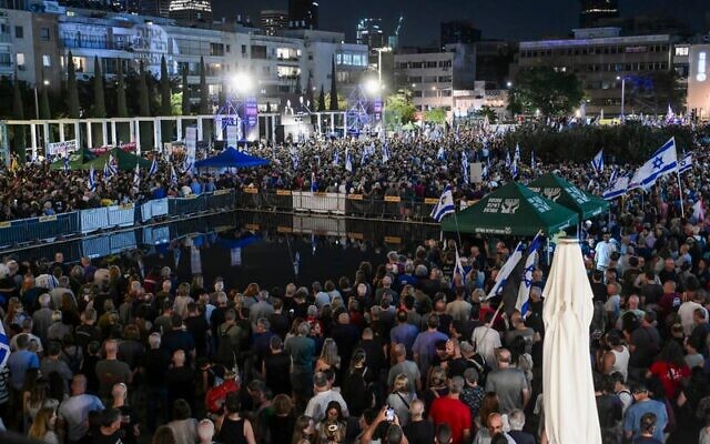 Des personnes participent à une manifestation pour réclamer la création d'une commission d'enquête nationale sur le massacre du 7 octobre 2023, sur la place Habima à Tel Aviv, le 22 novembre 2025. (Crédit : Avshalom Sassoni/Flash90)