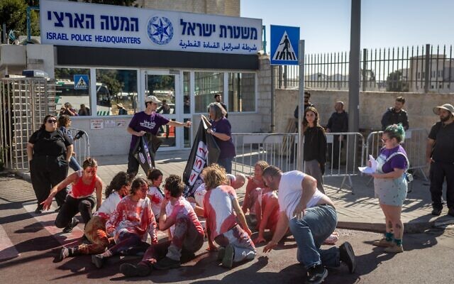 Des membres du mouvement "Standing Together" manifestent devant le quartier général de la police nationale israélienne à Jérusalem contre la montée de la violence dans les communautés arabes en Israël, le 23 novembre 2025. (Crédit : Chaim Goldberg/Flash90) Des membres du mouvement "Standing Together" manifestent devant le quartier général de la police nationale israélienne à Jérusalem contre la montée de la violence dans les communautés arabes en Israël, le 23 novembre 2025. (Crédit : Chaim Goldberg/Flash90)
