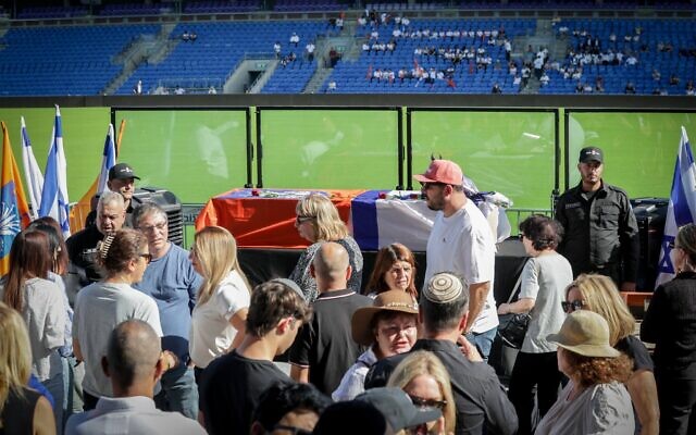 Des gens rendent hommage à Miriam Feirberg-Ikar, maire de Netanya décédée il y a quelques jours, lors de ses funérailles au stade Miriam de Netanya, le 23 novembre 2025. (Crédit : Tal Gal/Flash90) Des gens rendent hommage à Miriam Feirberg-Ikar, maire de Netanya décédée il y a quelques jours, lors de ses funérailles au stade Miriam de Netanya, le 23 novembre 2025. (Crédit : Tal Gal/Flash90)