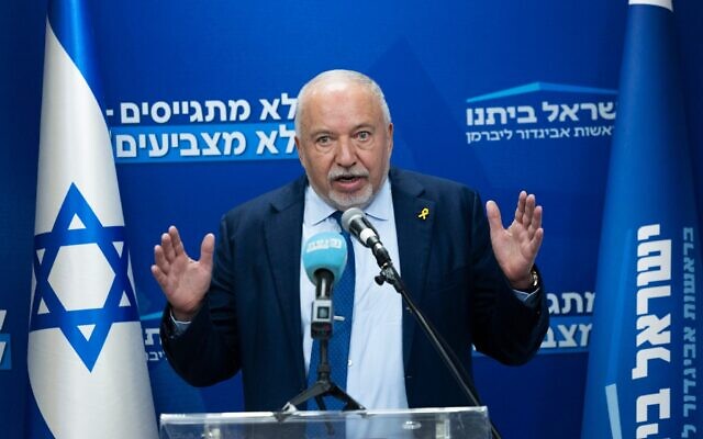 Le chef du parti Yisrael Beytenu, Avigdor Liberman, tenant une réunion de faction, à la Knesset, à Jérusalem, le 24 novembre 2025. (Crédit : Chaïm Goldberg/Flash90)