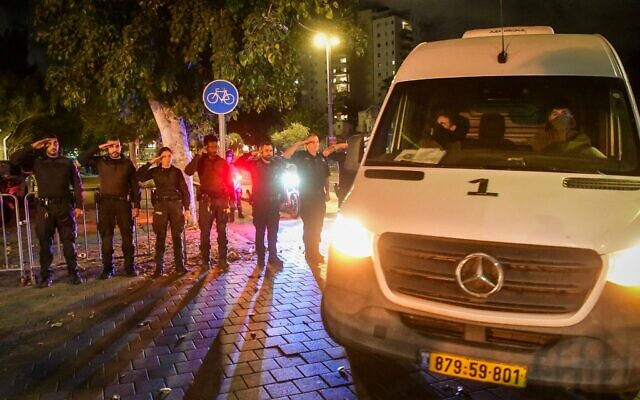 Les forces de sécurité rendant hommage alors qu'un convoi transportant le corps d'un otage arrive à l'Institut médico-légal Abu Kabir, à Tel Aviv, le 25 novembre 2025. (Crédit : Avshalom Sassoni/Flash90)