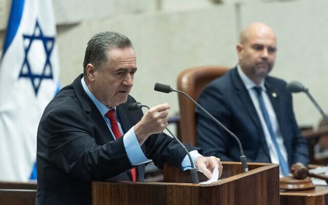 Le ministre de la Défense, Israel Katz, s'exprimant lors d'une session plénière de la Knesset, à Jérusalem, le 26 novembre 2025. (Crédit : Yonatan Sindel/Flash90)