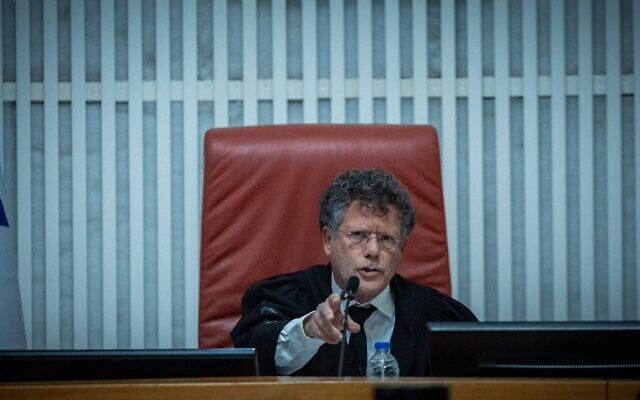 Le président de la Haute Cour, Isaac Amit, préside une audience sur les requêtes contre la nomination du juge à la retraite Yosef Ben-Hamo à la tête de l'enquête sur la fuite d'informations concernant les abus commis à Sde Teiman, à la Haute Cour de justice de Jérusalem, le 27 novembre 2025. (Crédit : Yonatan Sindel/Flash90) Le président de la Haute Cour, Isaac Amit, préside une audience sur les requêtes contre la nomination du juge à la retraite Yosef Ben-Hamo à la tête de l'enquête sur la fuite d'informations concernant les abus commis à Sde Teiman, à la Haute Cour de justice de Jérusalem, le 27 novembre 2025. (Crédit : Yonatan Sindel/Flash90)