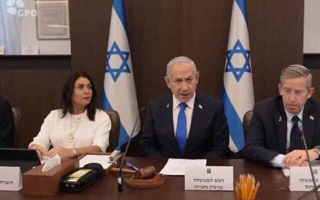 Le Premier ministre Benjamin Netanyahou (au centre) préside le Conseil des ministres, à Jérusalem, le 9 novembre 2025. (Capture d’écran/GPO)