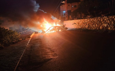 Une voiture en feu suite à une frappe israélienne dans le sud-Liban à Mansouri, qui, selon l'armée israélienne, a tué un agent du Hezbollah, le 16 novembre 2025. (Réseaux sociaux ; utilisés conformément à l'article 27a de la loi sur les droits d'auteur)