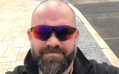 Vital Mishayev, ancien policier, diagnostiqué avec un TSPT, qui s'est immolé par le feu en octobre 2025 et a succombé à ses blessures en novembre 2025, sur une photo non datée. (Crédit : X ; utilisée conformément à la clause 27a de la loi sur le droit d'auteur)