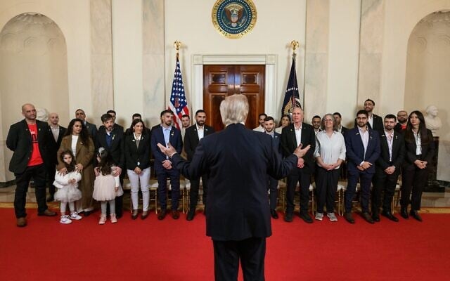Le président américain Donald Trump reçoit une délégation de familles d'otages à la Maison Blanche le 20 novembre 2025. (Crédit: Maison Blanche/X)