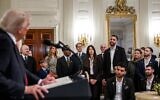 Le président américain Donald Trump reçoit une délégation de familles d'otages à la Maison Blanche le 20 novembre 2025. (Crédit : Maison Blanche/X)
