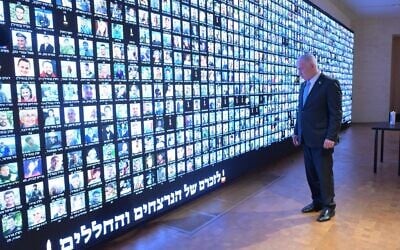Le Premier ministre Benjamin Netanyahu rendant hommage aux victimes de la guerre contre le Hamas à Gaza, devant un mur sur lequel sont affichés les visages des victimes, à la Bibliothèque nationale d’Israël, à Jérusalem, le 12 octobre 2025. (Crédit : Amos Ben Gershom/GPO) Le Premier ministre Benjamin Netanyahu rendant hommage aux victimes de la guerre contre le Hamas à Gaza, devant un mur sur lequel sont affichés les visages des victimes, à la Bibliothèque nationale d’Israël, à Jérusalem, le 12 octobre 2025. (Crédit : Amos Ben Gershom/GPO)