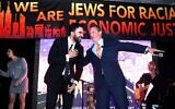 Le candidat à la mairie de New York, Zohran Mamdani, et le contrôleur financier de la ville, Brad Lander, s'exprimant lors du gala Mazals organisé par l'association Jews For Racial And Economic Justice, à New York, le 10 septembre 2025. (Crédit : John Lamparski/Getty Images via JTA)