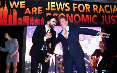 Le candidat à la mairie de New York, Zohran Mamdani, et le contrôleur financier de la ville, Brad Lander, s'exprimant lors du gala Mazals organisé par l'association Jews For Racial And Economic Justice, à New York, le 10 septembre 2025. (Crédit : John Lamparski/Getty Images via JTA)
