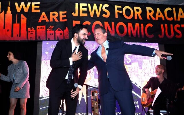 Le candidat à la mairie de New York, Zohran Mamdani, et le contrôleur financier de la ville, Brad Lander, s'exprimant lors du gala Mazals organisé par l'association Jews For Racial And Economic Justice, à New York, le 10 septembre 2025. (Crédit : John Lamparski/Getty Images via JTA) Le candidat à la mairie de New York, Zohran Mamdani, et le contrôleur financier de la ville, Brad Lander, s'exprimant lors du gala Mazals organisé par l'association Jews For Racial And Economic Justice, à New York, le 10 septembre 2025. (Crédit : John Lamparski/Getty Images via JTA)