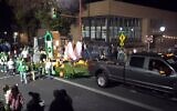 Des images de la parade d'Halloween de Hanover, qui s'est tenue le 31 octobre 2025, montrent une réplique de la porte du camp d'extermination d'Auschwitz sur un char tiré par un pick-up dans une rue de la ville. (Capture d'écran : YouTube)