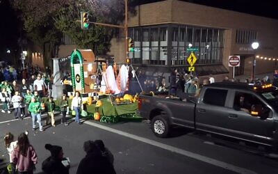 Des images de la parade d'Halloween de Hanover, qui s'est tenue le 31 octobre 2025, montrent une réplique de la porte du camp d'extermination d'Auschwitz sur un char tiré par un pick-up dans une rue de la ville. (Capture d'écran : YouTube) Des images de la parade d'Halloween de Hanover, qui s'est tenue le 31 octobre 2025, montrent une réplique de la porte du camp d'extermination d'Auschwitz sur un char tiré par un pick-up dans une rue de la ville. (Capture d'écran : YouTube)
