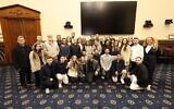 Une délégation de familles d'otages pose avec des membres du Congrès au Capitole, le 19 novembre 2025. (Crédit : Shmulik Almani/Ambassade d'Israël à Washington)