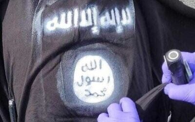 Illustration : Un symbole du groupe terroriste sunnite État islamique sur un tee-shirt portée par un terroriste qui a attaqué les forces de sécurité au point de contrôle de Qalandiya, en Cisjordanie, le 7 décembre 2024. (Crédit : Police israélienne) Illustration : Un symbole du groupe terroriste sunnite État islamique sur un tee-shirt portée par un terroriste qui a attaqué les forces de sécurité au point de contrôle de Qalandiya, en Cisjordanie, le 7 décembre 2024. (Crédit : Police israélienne)