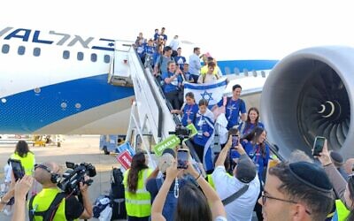 De nouveaux immigrants arrivent en Israël à bord d'un vol charter Nefesh B'Nefesh, le 20 août 2025 (Crédit : Zev Stub/Times of Israel)