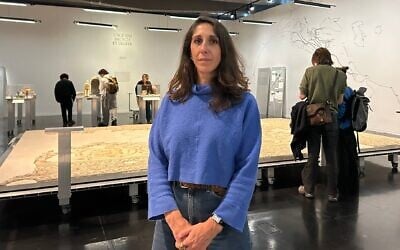 Élodie Bouffard, commissaire de l'exposition « Trésors sauvés de Gaza : 5 000 ans d'histoire », à l'Institut du monde arabe, à Paris, septembre 2025. (Crédit : Romain Chauvet)