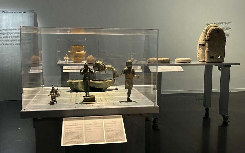Exposition « Trésors sauvés de Gaza : 5 000 ans d'histoire », à l'Institut du monde arabe, à Paris, septembre 2025. (Crédit : Romain Chauvet)