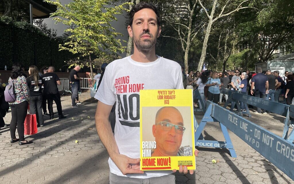 Nadav Rudaeff, fils de Lior Rudaeff, otage du Hamas, devant le siège des Nations Unies à New York, le 26 septembre 2025. (Crédit : Luke Tress/Times of Israel)