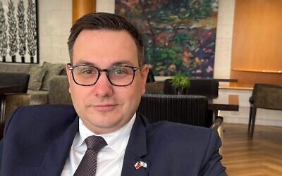 Le ministre tchèque des Affaires étrangères Jan Lipavsky s’adresse au Times of Israel à Tel Aviv, le 30 octobre 2025. (Crédit : Nava Freiberg/The Times of Israel)