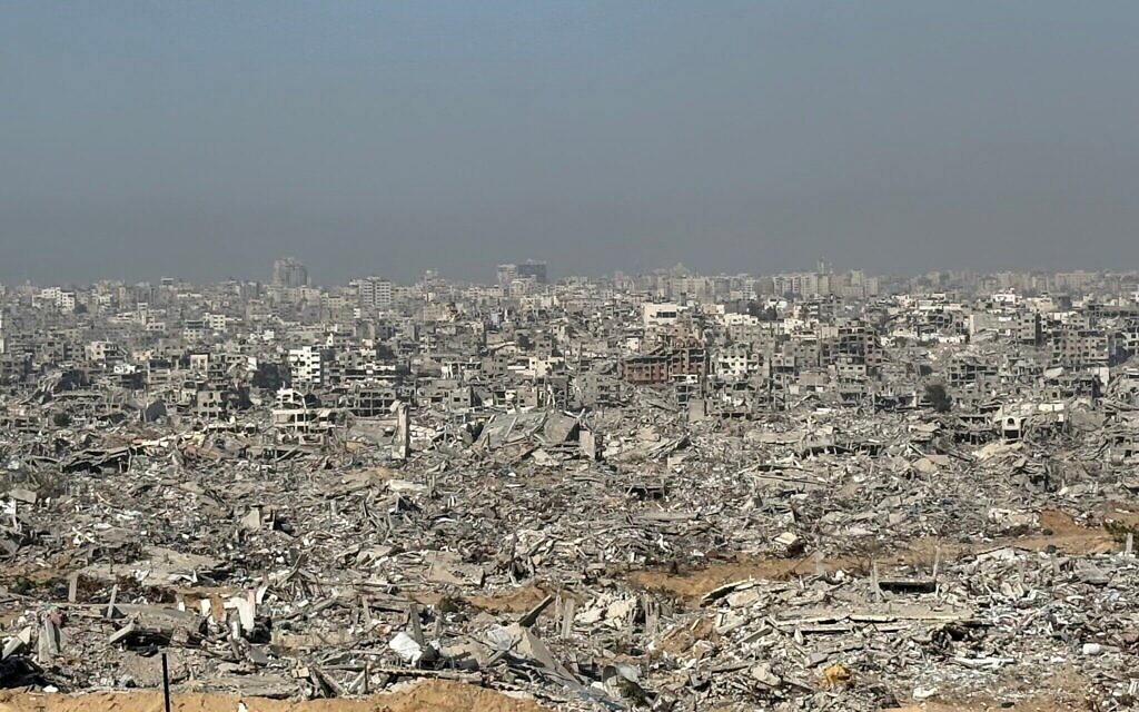 Vue de Gaza-City depuis la banlieue de Shejaiya, le 18 novembre 2025. (Crédit : Nava Freiberg/Times of Israel)