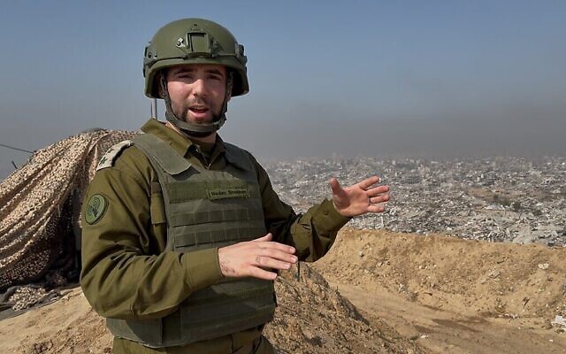 Le lieutenant-colonel Nadav Shoshani s'adressant au Times of Israel depuis un poste de l’armée israélienne, dans le quartier de Shejaiya, à Gaza-City, le 19 novembre 2025. (Crédit : Nava Freiberg/Times of Israel)