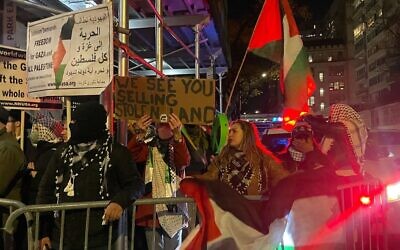 Des manifestants devant la synagogue Park East, à New York, le 19 novembre 2025. (Crédit : Luke Tress/Times of Israel)