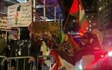 Manifestation devant la synagogue Park East à New York, le 19 novembre 2025. (Luke Tress/Times of Israel)