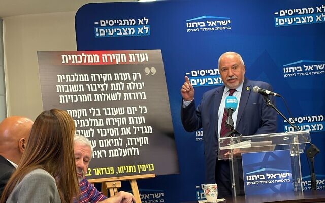 Le dirigeant du parti Yisrael Beytenu, Avigdor Liberman, assiste à une réunion de faction à la Knesset, le 10 novembre 2025 (Crédit : Sam Sokol/Times of Israel)